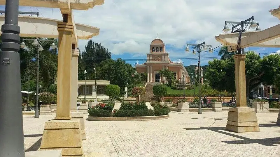 Parroquia Nuestra Señora de la Monserrate vista desde la plaza del Municipio de Moca.